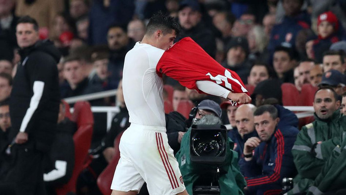 Chuyển nhượng bóng đá từ Daily Mail, Granit Xhaka đã nói với Arsenal rằng anh muốn rời sân Emirates sau khi bị người hâm mộ ghét bỏ. Tuy vậy, khả năng này khó xảy ra trong thời gian tới bởi CLB thành London tin rằng, nhiều đối tác sẽ tận dụng những khó khăn của Xhaka để "ép giá" thỏa thuận.