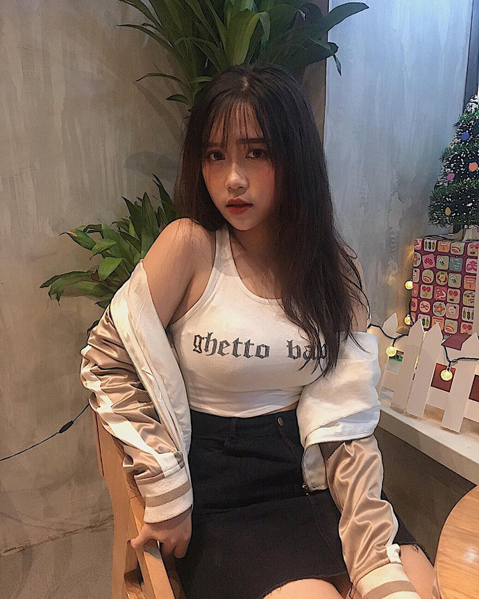 Không chỉ có gương mặt sáng với những đường nét rất tinh tế, điều khiến Hải Ngân thu hút được mọi ánh nhìn chính là nhờ vào thân hình phổng phao, trưởng thành cùng số đo 3 vòng bốc lửa.