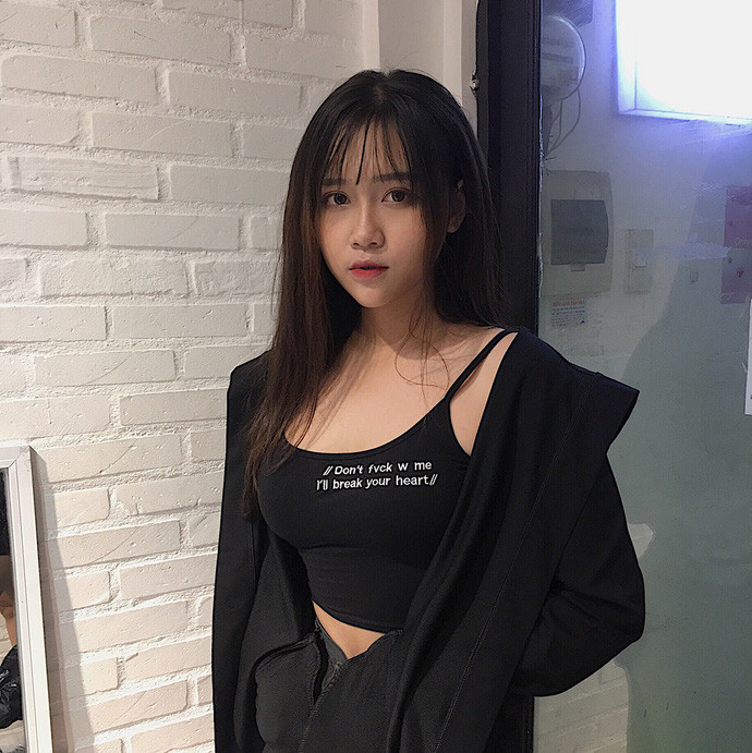 Sở hữu gương mặt xinh đẹp cùng vóc dáng bốc lửa ở tuổi 18, Trần Hải Ngân được biết tới là một trong những nữ sinh 10X thu hút lượng follow lớn trên Instagram.