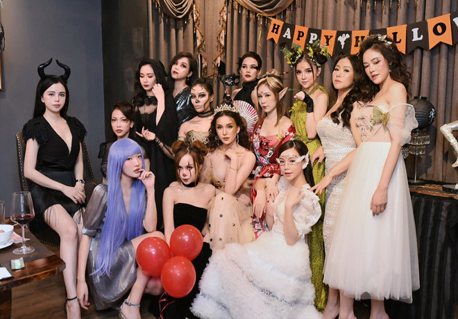 Mới đây, trên MXH hình ảnh nhóm bạn thân toàn hot girl Hà thành như Quỳnh Kool, Thu Phương, Phương Mai (chị gái ca sĩ Quân A.P) trong bữa tiệc đón Halloween thu hút sự chú ý của nhiều người.