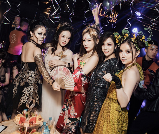 Chia sẻ về bữa tiệc Halloween này, đại diện của dàn hot girl Hà Nội chia sẻ: "Bọn mình đã chơi lẻ với nhau nhiều năm nay, tất cả đều có đam mê thời trang, thích làm đẹp và rất hiểu ý nhau nhưng mới lập nhóm được 6 tháng và Halloween này cũng là dịp cả nhóm quyết định chơi lớn để làm kỷ niệm".