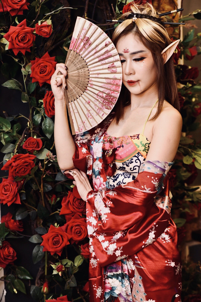 Cũng theo chia sẻ của đại diện dàn hot girl Hà thành cho hay bí quyết tạo nên sự nổi bật của cả nhóm là chọn một nhân vật tâm đắc nhất, sử dụng những đồ đã có, mua hoặc phối thêm phụ kiện bởi cách make up chỉ chiếm khoảng 50%, quan trọng còn nằm ở trang phục và thần thái.