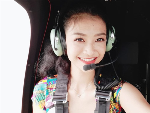 Trên trang cá nhân, bạn bè và thầy cô giáo thường khen ngợi Kiều Loan có tính cách hòa đồng, năng động, tích cực tham gia hoạt động trường lớp.