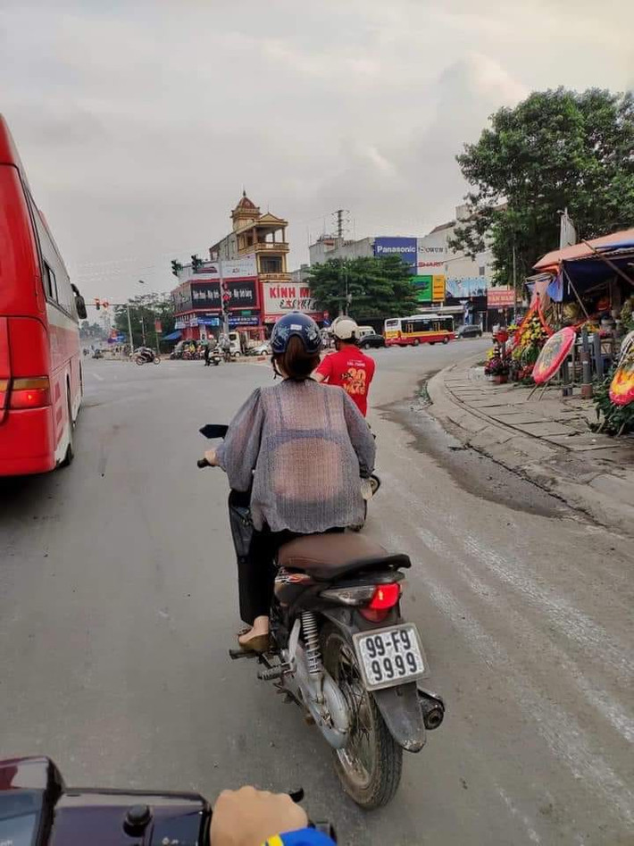 Mới đây trên MXH, hình ảnh một cô gái điều khiển xe máy với BKS Bắc Ninh gây chú ý CĐM. Điều khiến CĐM chú ý không chỉ đến bởi biển số xe toàn 9 của mà đó là gu thời trang xuyên thấu của "nữ nhân" này.