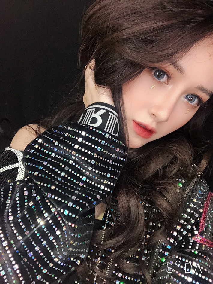 Sau khi tốt nghiệp cấp 3, Hoàng Giang bắt đầu kiếm tiền bằng công việc makeup. Tuy nhiên, không phải vì quá mải kiếm tiền mà cô nàng xao nhãng đi việc học tập. Chuyên gia trang điểm này vẫn hoàn thành nhiệm vụ với gia đình bằng việc đỗ vào trường đại học Thương mại.