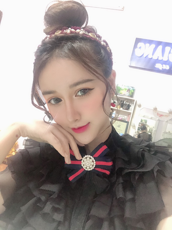 Tiếp theo sang tới đất khách, mình gặp rào cản về ngôn ngữ nên phải phụ thuộc vào khá nhiều người phiên dịch. Nhưng may mắn gặp được "phiên dịch" có tâm nên hầu hết những kiến thức đều được mình ghi chép đầy đủ và thực hành". Hoàng Giang chia sẻ thêm.