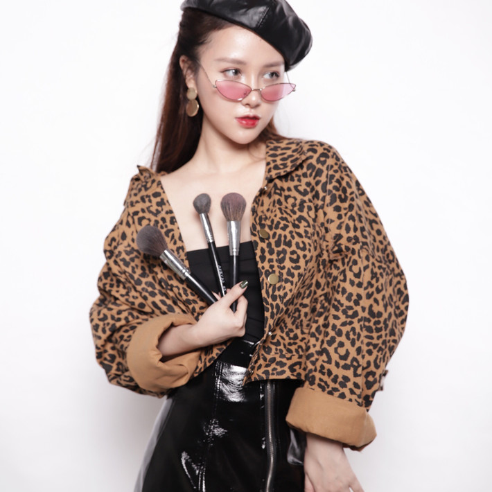 Chia sẻ về mối lương duyên với nghề makeup, Hoàng Giang cho biết: "Ngay từ bé, mình thích làm đẹp nên xuất phát từ bản thân và cũng từ việc được nhiều người nhờ nên mình bắt đầu thích và tìm hiểu về nghề".