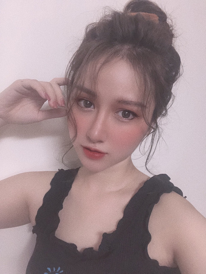 Nói về lịch làm việc một ngày, Hoàng Giang nói: "Nhờ mọi người thương, công việc của mình khá tốt. Nhưng khó khăn nhất của mình đó là việc cân bằng giữa việc trang điểm cho khách và lên lớp đào tạo học viên. Dù mệt nhưng quả thực được sống với nghề mình yêu thích thì chẳng có gì bằng".
