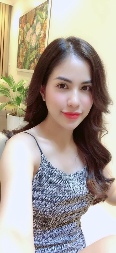 Bỏ qua những thông tin liên quan tới vụ việc ly hôn của diễn viên Việt Anh và vợ thứ hai, nhiều người lại chú ý tới nhan sắc của Hương Trần.
