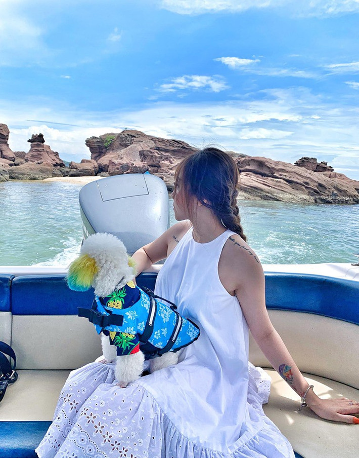Do mỗi chuyến bay chỉ được mang một "em" lên, cho nên các bạn trẻ cần đặt lịch trước với hãng bay để họ có thể giữ chỗ cho mình.