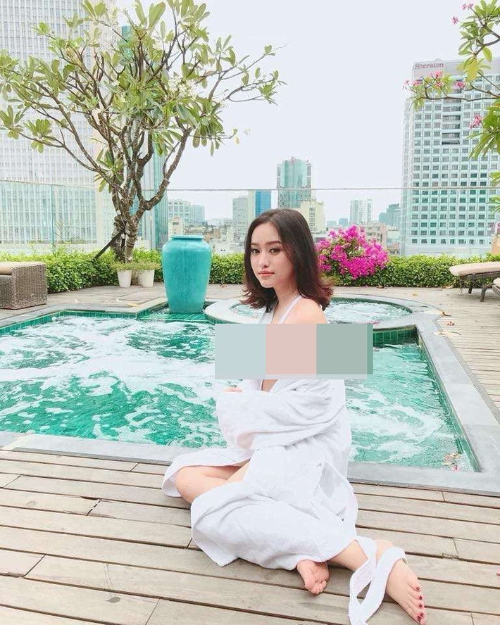 Trước sự cố bóp ảnh quá đà của Thúy Vi, nhiều dân mạng để lại bình luận rằng: "Đã nhờ phẫu thuật thẩm mỹ để có eo thon thì đừng quảng cáo uống thuốc giảm cân nên body đẹp nữa, dân mạng mệt rồi!".