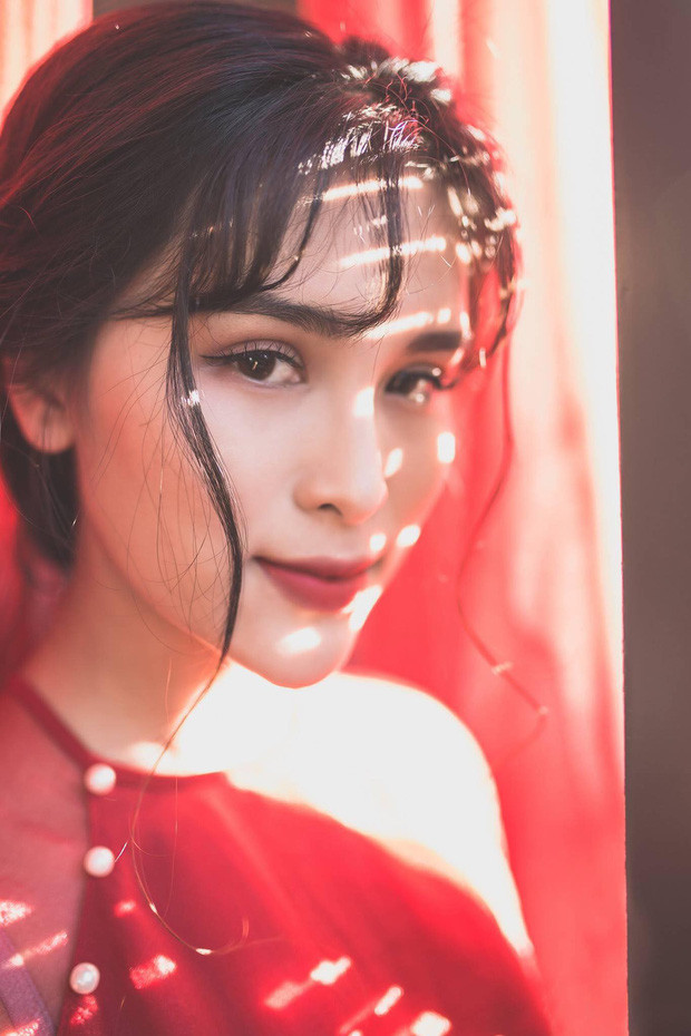 Sự trở lại của Ngọc Trâm đã khiến tất cả bạn bè thầy cô phải trầm trồ với một làn da trắng sứ cùng body nóng bỏng với số đo ba vòng 86-60-89.