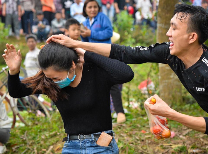 Dù cố gắng cũng không thoát được những quả cà chua và trứng thối trong lễ hội chợ Chuộng.