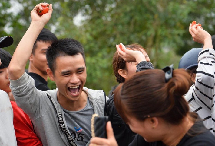 Thậm chí nhiều người còn cho biết, vài năm trước lễ hội này còn xuất hiện việc ném đá gây ra chấn thương cho người chơi hội. Những hình ảnh xấu trên đã làm mất đi ý nghĩa, vẻ đẹp tinh hoa của lễ hội chợ Chuộng.