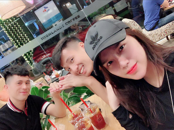 Dáng chào kiểu quân đội đầy tự hào của cầu thủ đội tuyển Việt Nam này được coi là một trong những hình ảnh đẹp nhất của trận đấu và vẫn đang được chia sẻ với tốc độ chóng mặt trên MXH.