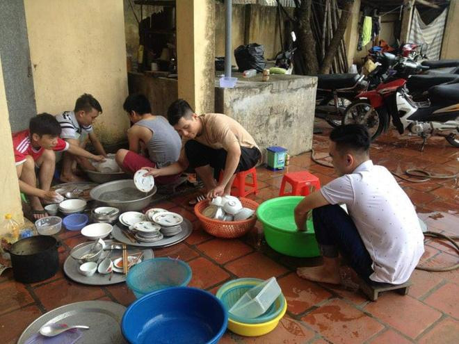 Bài viết ngay sau khi được đăng tải đã nhận được hàng nghìn lượt thích và chia sẻ. Hầu hết mọi người đều tỏ ra thích thú, khen ngợi sự tự giác, nhiệt tình của các chàng trai bởi rửa bát hàng ngày đã khó, rửa đống bát trong tiệc cưới còn vất vả hơn nhiều