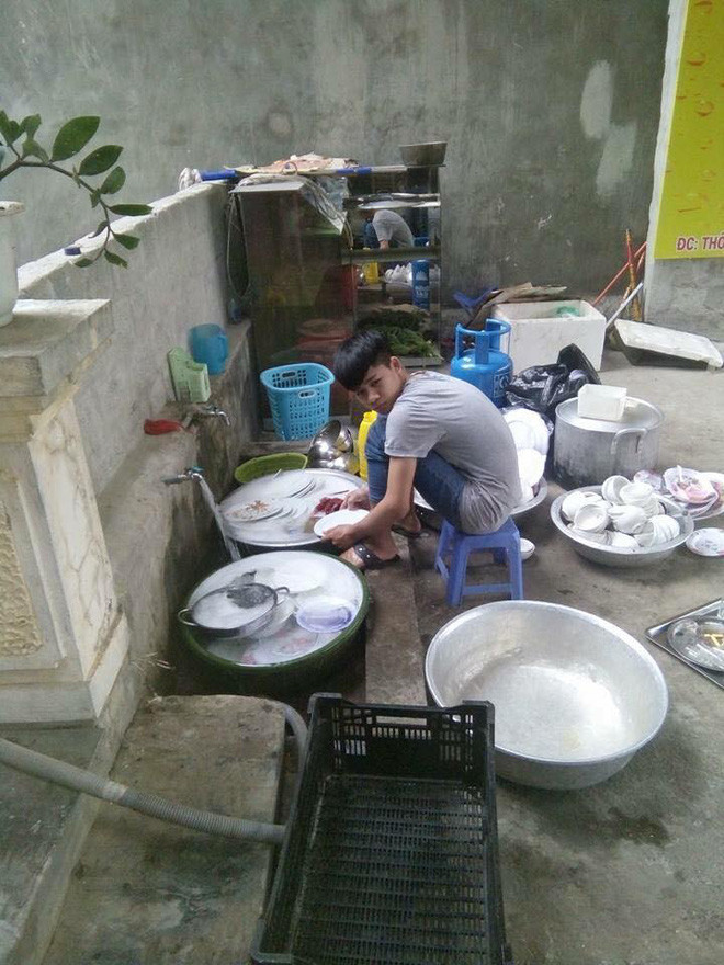 Cùng chung số phận phải sắn tay vào việc rửa bát và gương mặt khá buồn khổ.