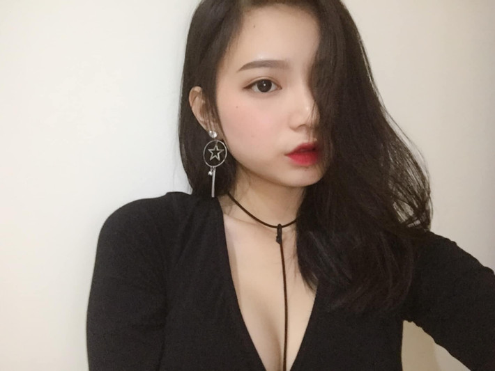 Cụ thể, Kim Chi chia sẻ: "Chắc là cả vóc dáng và định hướng của em đều hợp với phong cách gợi cảm này. Em khá phóng khoáng trong suy nghĩ và hình thể cũng có những lợi thế khiến em có thể sexy trước ống kính."