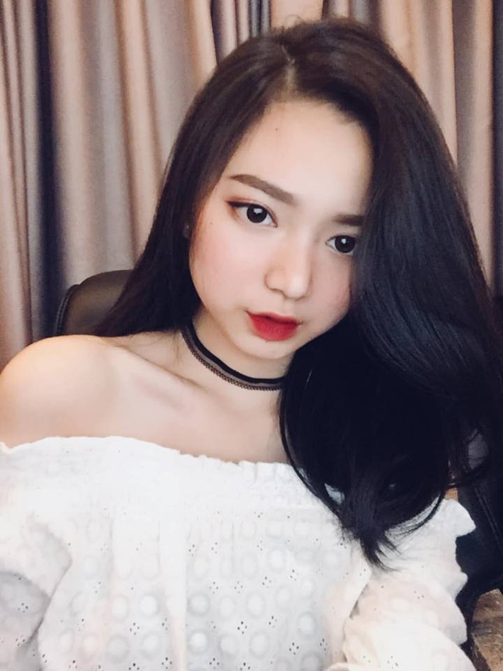 Bắt đầu sự nổi tiếng bằng việc làm người mẫu ảnh, Kim Chi hay bị mọi người trêu kiểu "hot model được săn đón nhất nha", nghe xong cô gái Hải Phòng này bật cười và không dám nhận.