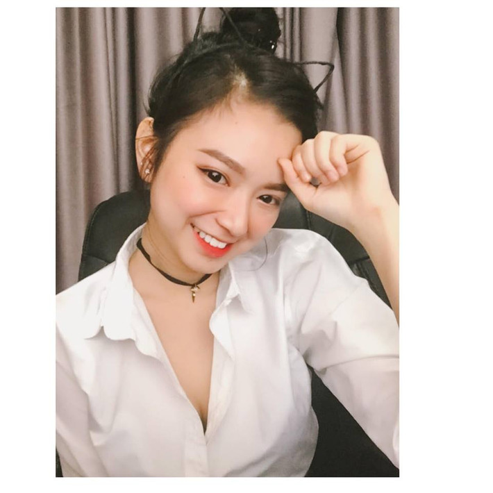 Thẳng thắn chia sẻ về con đường mình đã chọn, Kim Chi cho biết: "Ban đầu mọi người khá sốc, người thân hay bạn bè chia thành những luồng ý kiến khác nhau. Nhiều người phản đối quyết liệt, người khác lại thấy bình thường...