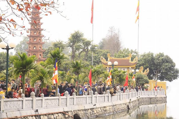 Các dịch vụ như bán hương, đồ lễ, muối lộc hay trông xe đều được sắp xếp khá quy củ để phục vụ người dân.
