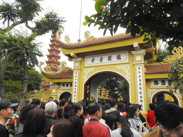 Cổng chùa Trấn Quốc sáng mùng 1 Tết.