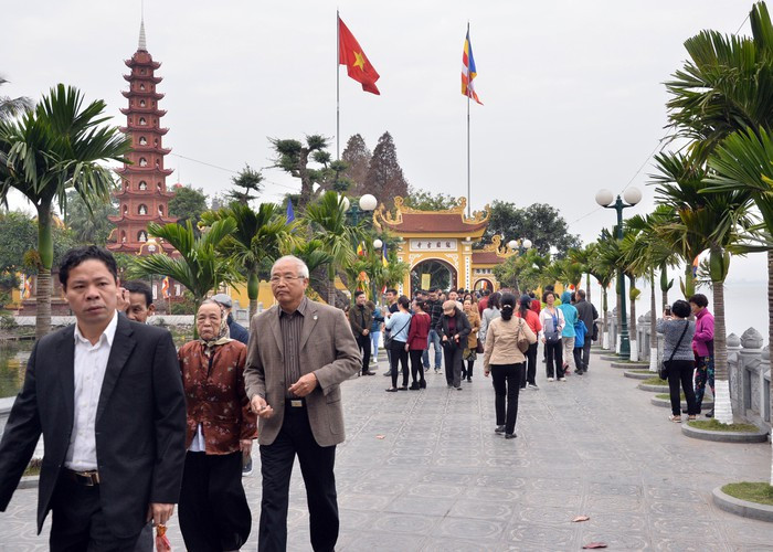 Tại địa điểm chùa Trấn Quốc, một trong những ngôi chùa "khá thiêng" tại Hà Nội cũng đón khá đông người dân Thủ đô tới đi lễ sáng mùng 1 Tết Kỷ Hợi.
