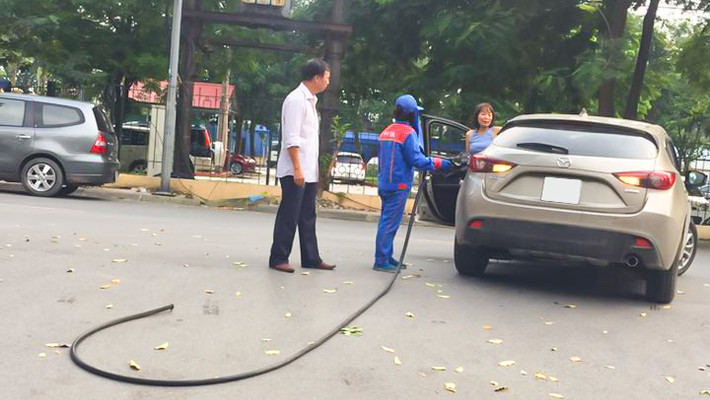 Ngay sau khi sự việc xảy ra, CĐM đã có phen cười vỡ bụng và cho rằng, việc bán xăng cho phụ nữ quả là tội ác khi chính từ những nữ nhân này đã gây ra không ít tai nạn khó đỡ.