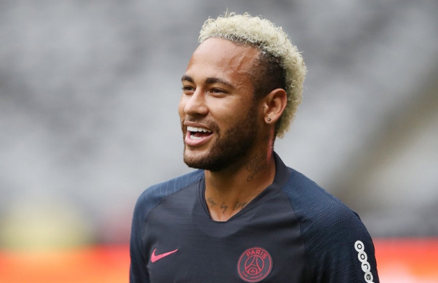 Theo Telefoot, PSG đã đưa ra lời đề nghị trao đổi Vinicius Junior hoặc Raphael Varane như một phần thoả thuận mua Neymar của Real Madrid.