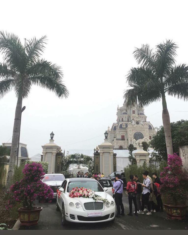 Không chỉ thể hiện đẳng cấp ở của hồi môn hay những món ăn trên mâm cỗ cưới mà trong đám cưới đình đám trên, cô dâu xa hoa còn được đưa đón bằng cặp siêu xe Rolls-Royce Phantom thế hệ thứ VII với biển số đẹp 034.56 và 586.68.