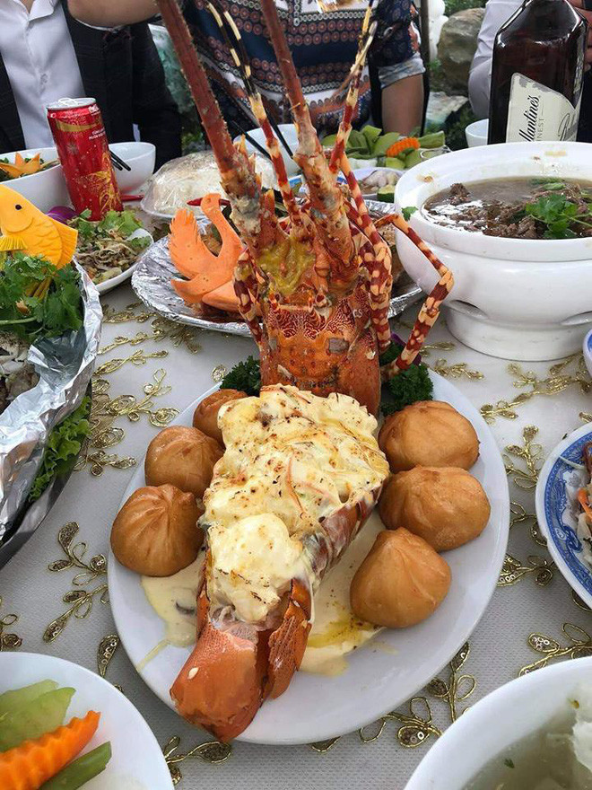 Người đăng tải bài viết cũng cho hay, bố cô dâu tặng 200 cây vàng và 2 sổ đỏ cho cặp vợ chồng son.