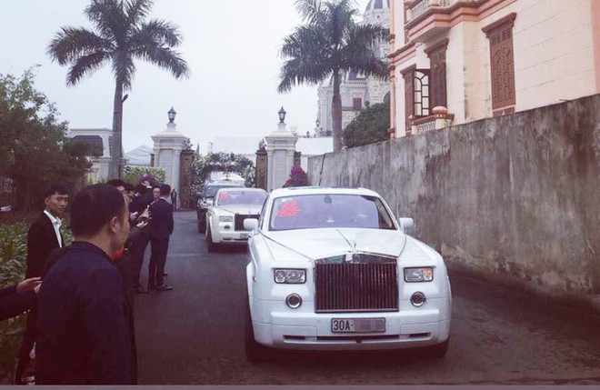Theo tìm hiểu của cư dân mạng, đám cưới có xuất hiện của cặp xe siêu Rolls-Royce Phantom với biển số cực đẹp trên được tổ chức ở Nam Định. Nhà trai ở Hải Hậu còn nhà gái ở Trực Ninh - Nam Định.