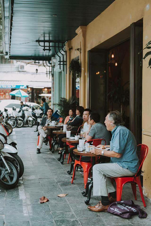 Nằm trên con phố Nhà Thờ, quán cafe Church có không gian theo phong cách cổ điển châu Âu với những bộ bàn ghế sofa. Quán có hai view để các bạn trẻ có thể lựa chọn đó là trong nhà và vỉa hè.