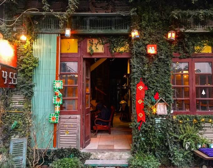 Nằm trong khu Văn Quán, Hà Đông, nhà kho 247 có 4 tầng, gồm các khu vực như quán cà phê, quầy đồ gốm, shop quần áo, quần hàng phụ kiện, khu văn phòng. Với đồ trang trí cũ kỹ, nơi đây gợi cho du khách cảm giác hoài niệm. Quán cafe này mở xuyên Tết để đáp ứng nhu cầu của đông đảo thực khách.