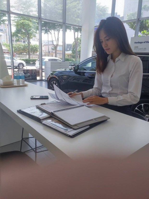 Xinh đẹp luôn là 1 lợi thế, dù làm công việc gì cũng được chú ý. Điển hình như mới đây, một anh chàng đến từ Đài Loan đã động lòng tương tư khi gặp nữ nhân viên vô cùng xinh xắn tại salon ô tô mà anh có dịp ghé qua.