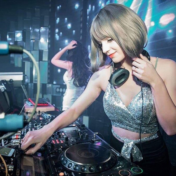 Alexandra Rud (sinh năm 1993) là nữ DJ gốc châu Âu hiện thu hút được nhiều sự quan tâm của giới trẻ Hà Nội.