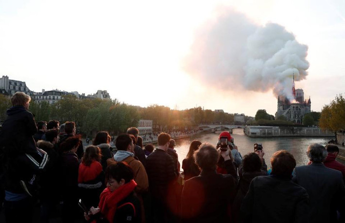Tối hôm 15/4 (giờ Pháp), Nhà thờ Đức Bà Paris - công trình kiến trúc hàng trăm năm tuổi và thành phố Paris bỗng bốc cháy.