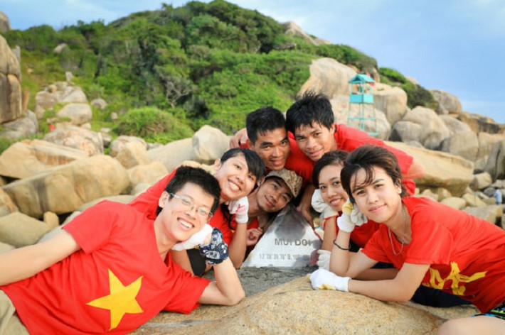 Thông thường, dân du lịch sẽ thuê một người địa phương dẫn đường, đặt mua chút đồ ăn, cắm trại ở Bãi Rạng để sáng hôm sau dậy sớm kịp trek tới Mũi Đôi đón những ánh mặt trời đầu tiên rọi xuống mảnh đất hình chữ S.