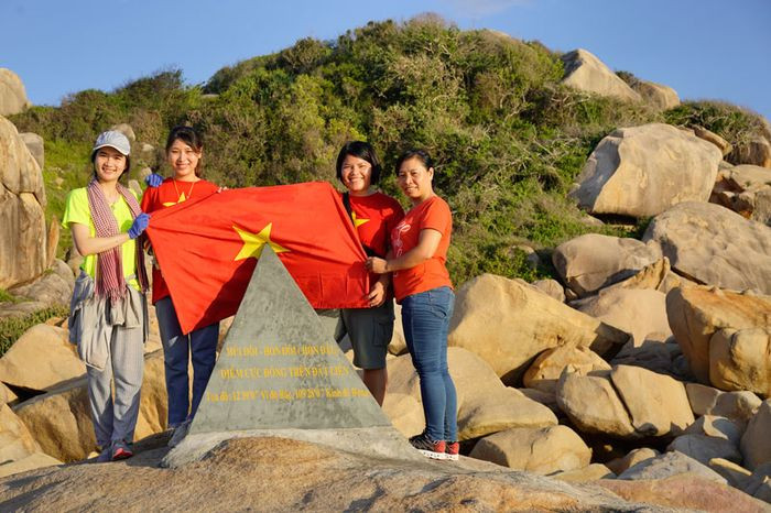 Thuộc xã Vạn Giã, huyện Vạn Ninh, Khánh Hòa, đường đến cực Đông là những cồn cát trắng xóa, bỏng rát ngày hè nóng nực, con đường đất tiếp nối đến đường rừng, ra tới Bãi Rạng, cuối cùng là nhảy ghềnh để tới tảng đá lớn có đặt mốc Mũi Đôi.