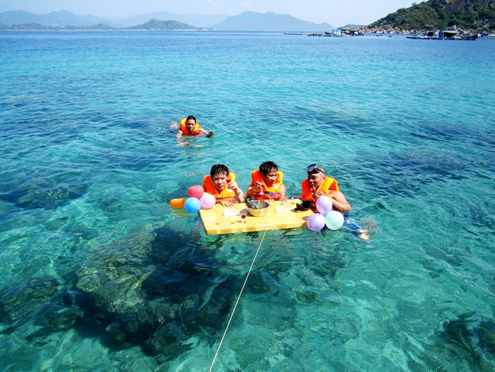 Nổi tiếng hơn cả trong Tam Bình, ở Bình Ba, bạn có thể tìm thấy tất tần tật những trải nghiệm cần có khi đi du lịch biển đảo. Ở homestay, khá phá cuộc sống dân chài, ngắm san hô, bắt hải sản để tự nấu ăn, tắm biển ở Bãi Bồ Đề, bãi Nhà Cũ, bãi Me… Nước ở đây trong xanh, bãi biển đẹp và hoang sơ vô cùng.