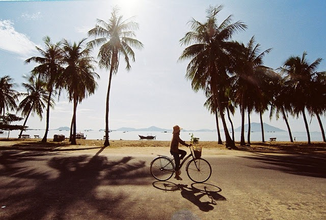 Vạn Giã là một thị trấn thuộc Vạn Ninh, có làng chài yên bình, đèo Cả, gành Cổ Mã, bán đảo Sơn Đừng, hòn Đỏ, bè cá Bãi Tây… mà bạn khám phá cả ngày không hết, có vựa lúa đồng bằng lớn nhất Khánh Hòa, có vịnh Vân Phong đẹp không kém vịnh Nha Trang, Cam Ranh…