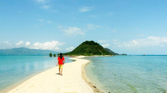 Đảo Điệp Sơn rất hoang sơ, du lịch còn chưa chạm đến, tuy nhiên đi tới đó cũng khá dễ, an ninh tốt, thích hợp cho các bạn du lịch cắm trại tự túc. Hàng quán còn hạn chế nhưng chỉ cần mua hải sản từ ngư dân hay ghé mua gà ở trại gà trên đảo là bạn cũng có thể chuẩn bị những bữa ăn khá tươm tất ở Điệp Sơn rồi.