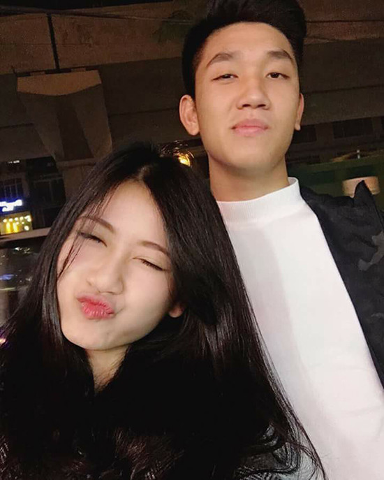 Huyền Trang luôn tỏ ra dễ thương khi bên cạnh chàng người yêu "kém tuổi".