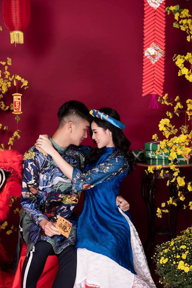 Tuy nhiên, khi nhìn kỹ, dân tình lại tập trung "soi" dáng ngồi của Trọng Đại và thốt lên: "Làm gì mà e thẹn như... con gái". Đứng trước những câu nói của fan hâm mộ, tuyển thủ đội tuyển Việt Nam này phải tự để lại bình luận: "Chân tôi kìa, trời ơi tin được không" kèm icon hài hước.
