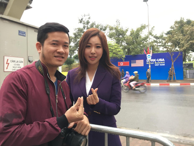 Han Ji Ee sinh năm 1992. Cô được nhận làm phóng viên tại YonHap từ năm 2014, ngay khi vừa tốt nghiệp khoa Khoa học Chính trị trường đại học Nữ sinh Ehwa danh giá của Hàn Quốc.