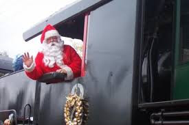 Thay vì đi tuần lộc phát quà như mọi khi vì quá vội và quá rét nên ông già Noel đã chọn tầu hỏa để xuất hành.