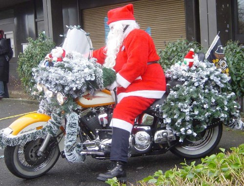 Ông già Noel phiên bản Việt Nam này đang khiến nhiều người thích thú. Dù nam chính hơi gầy và không mang theo túi quà nào cả nhưng xem chừng anh chàng cũng là người sáng tạo khi thay tuần lộc bằng trâu.