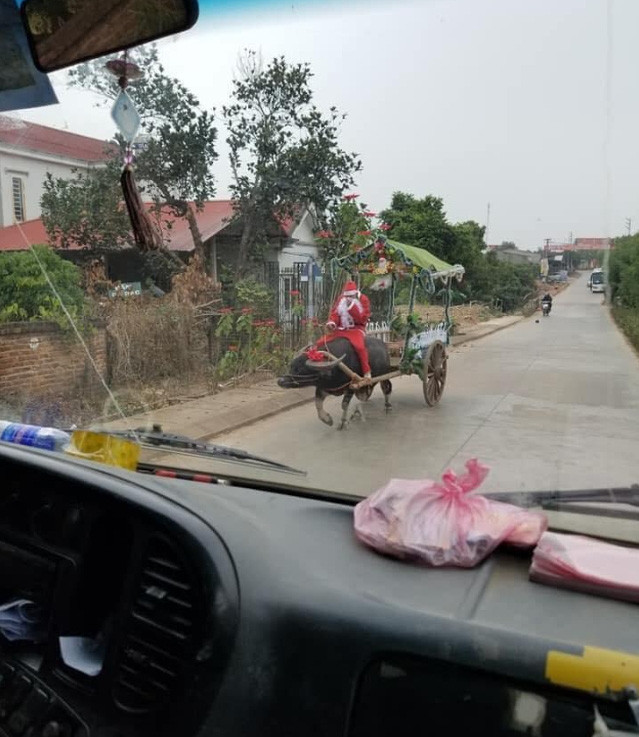 Mới đây, hình ảnh ông già Noel phiên bản Việt cưỡi trâu đi khắp đường làng, ngõ xóm khiến CĐM phì cười.