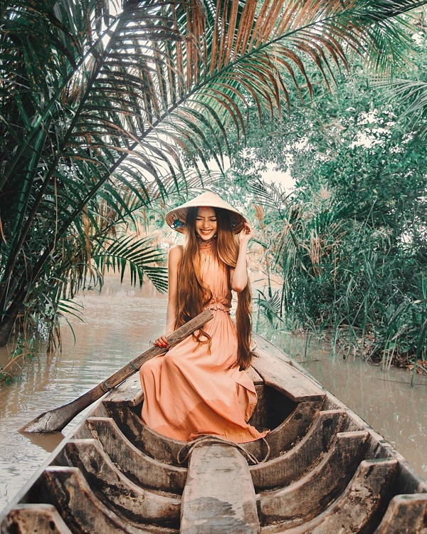 Vừa qua, trên trang cá nhân của mình, hot girl 9X này khiến nhiều người hâm mộ bất ngờ khi đăng ảnh check-in Việt Nam với dòng chú thích: "Cuối cùng tôi cũng trở về quê hương của cha rồi và không thể đợi để khoe với mọi người. Sarah đã về Việt Nam rồi".