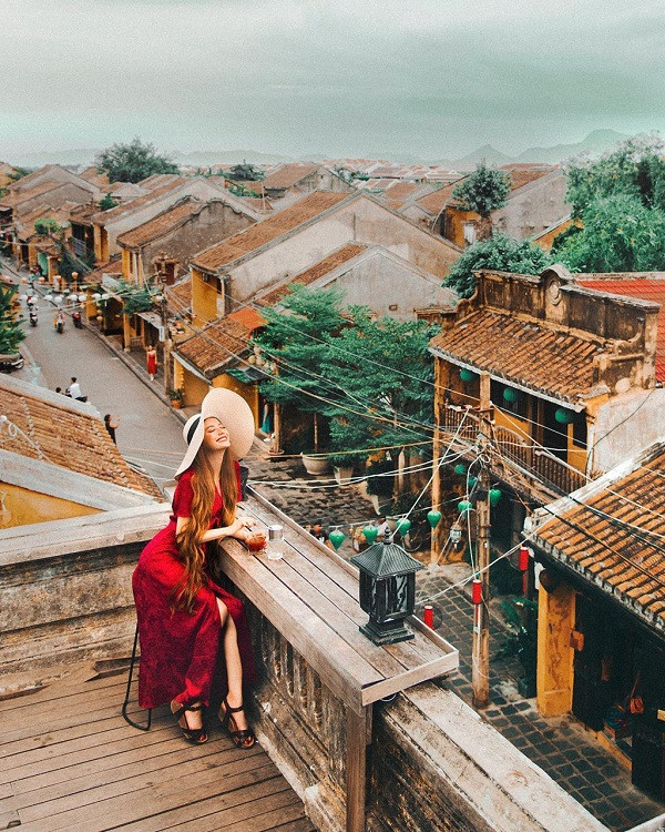 Với hơn 300.000 lượt theo dõi, Sarah Trần hiện là một trong những hot Instagram, được nhiều người chú ý nhờ những bức ảnh check-in muôn nơi.